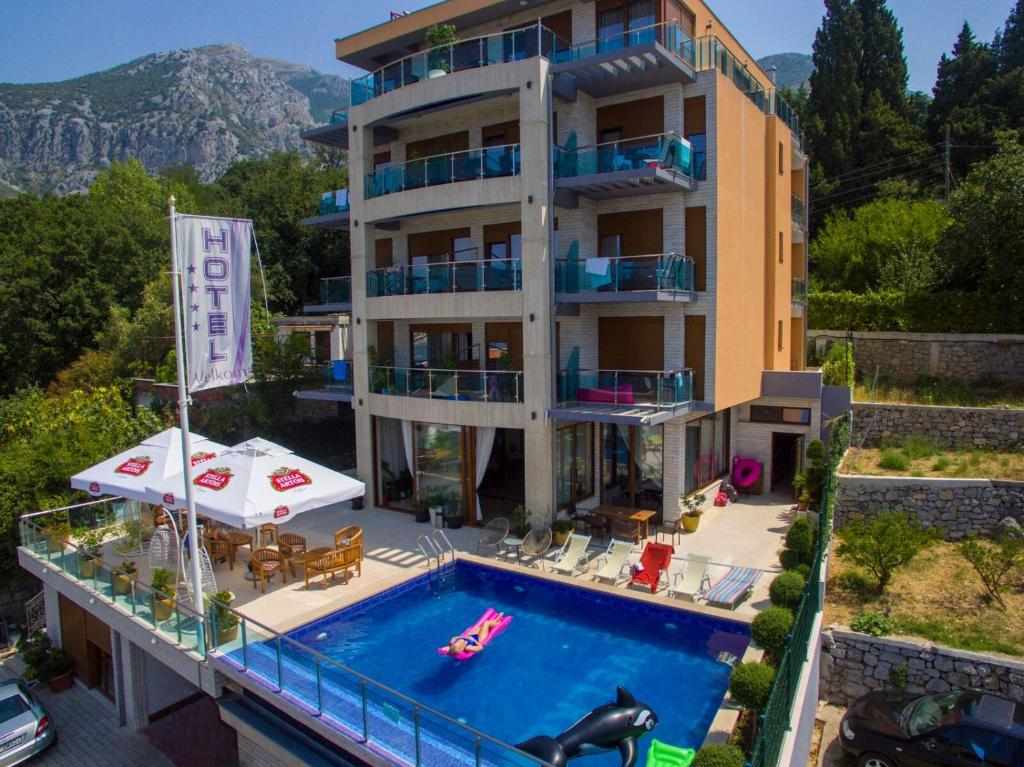 Hotel Velkom building with its outdoor pool and sun terrace in Sutomore